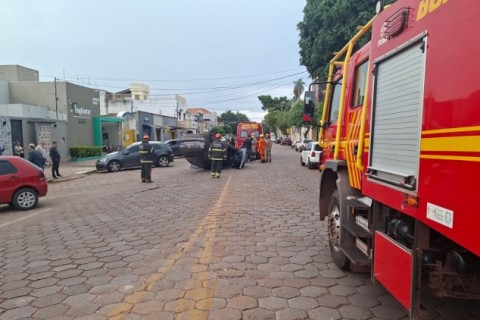 Colisão entre veículos termina com carro capotado no centro de Corumbá